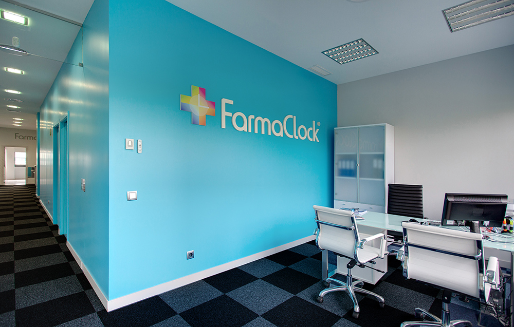 branding-imagen-corporativa-farmaclock-pared-con-logo